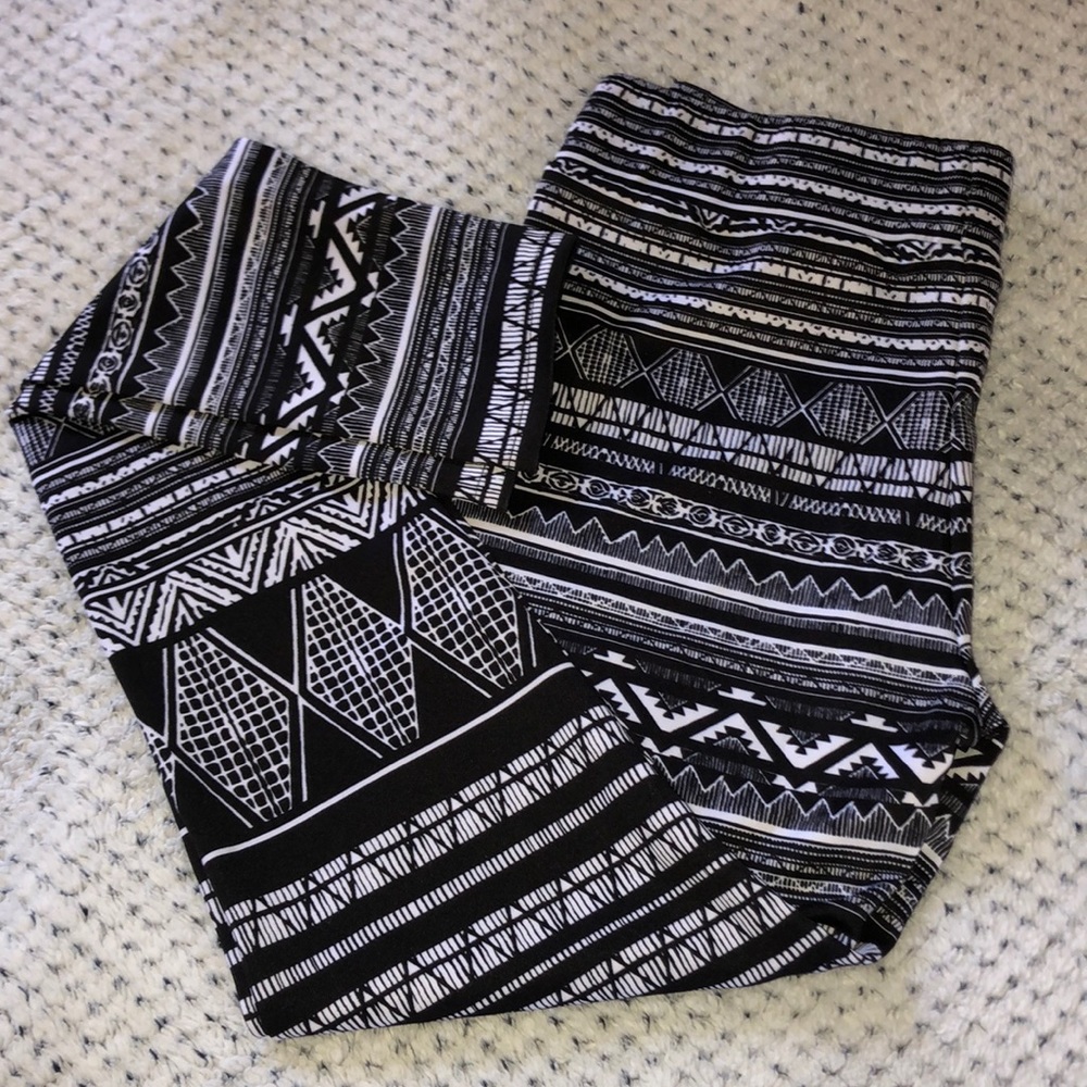 Black and white Aztec pattern leggings